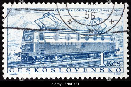 TCHÉCOSLOVAQUIE - VERS 1956 : un timbre imprimé en Tchécoslovaquie montre une locomotive électrique de type E499,0 (1954), vers 1956 Banque D'Images