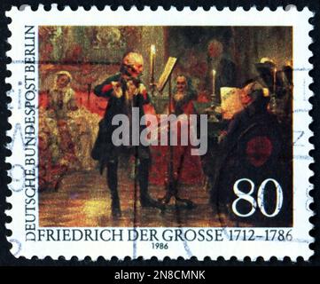 ALLEMAGNE - VERS 1986: Un timbre imprimé en Allemagne montre le roi Frederick le Grand jouer la flûte à Sanssouci (détail), peinture par Adolph von Menzel Banque D'Images