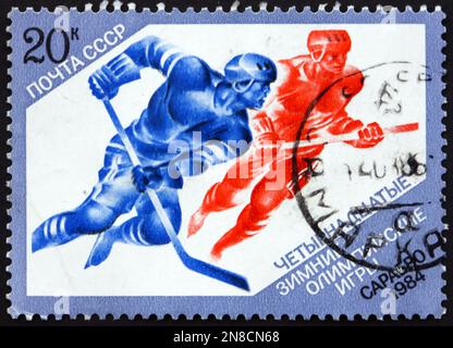 RUSSIE - VERS 1984 : un timbre imprimé en Russie montre le hockey, le sport d'hiver, les Jeux olympiques d'hiver de 1984, vers 1984 Banque D'Images