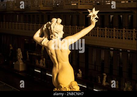 Statue féminine à la piscine, l'extraordinaire musée d'art de Roubaix, dans le nord de la France, dans l'ancienne piscine intérieure publique de la ville Banque D'Images