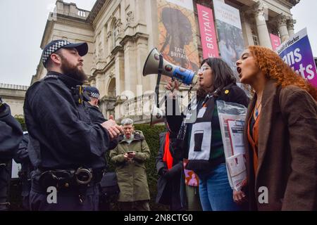 Londres, Royaume-Uni. 11th févr. 2023. Les manifestants pro-LGBTQ scandent des slogans pendant la manifestation. Les manifestants des droits du LGBTQ ont organisé une contre-manifestation contre le groupe d'extrême-droite Patriotic alternative, dont les membres se sont rassemblés devant Tate Britain pour protester contre l'auteur des enfants Aida H Dee, qui avait été réservé par Tate pour lire des histoires à de jeunes enfants dans le cadre de l'heure de l'histoire de Drag Queen. Crédit : SOPA Images Limited/Alamy Live News Banque D'Images