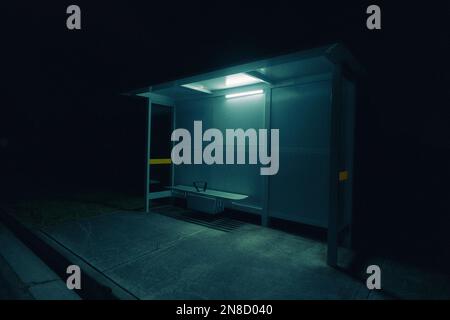 Une image cinématographique d'un arrêt de bus vide la nuit avec une lumière allumée Banque D'Images