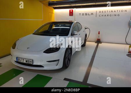 Tesla modèle 3 recharge branchée au centre commercial Larios. Málaga, Espagne. Banque D'Images