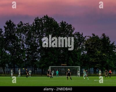 Glasgow, Écosse, Royaume-Uni. 9 août 2022 : une belle nuit pour une amicale entre Celtic Girls (U18s) et Rossvale. Banque D'Images