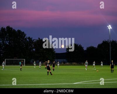 Glasgow, Écosse, Royaume-Uni. 9 août 2022 : une belle nuit pour une amicale entre Celtic Girls (U18s) et Rossvale. Banque D'Images
