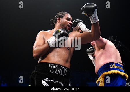 Jeamie 'TKV' Tshikeva (à gauche) en action contre Harry Armstrong dans le concours de poids lourd à l'OVO Wembley Arena, Londres. Date de la photo: Samedi 11 février 2023. Banque D'Images