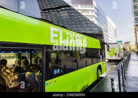 Lille, France - 02 octobre 2022 : Flixbus à la gare Lille-Europe. Flixbus est une marque allemande qui propose un service de bus interurbain en Europe, dans le nord de l'Am Banque D'Images