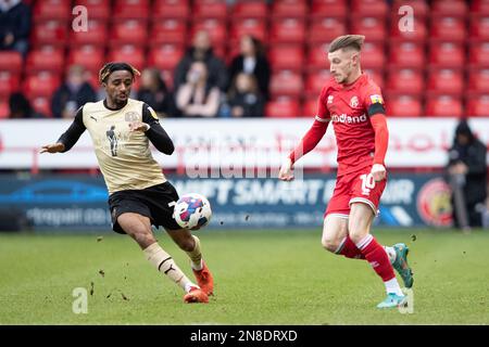 Thomas Knowles de Walsall et Jayden Sweeney de Leytonlors du match Sky Bet League 2 entre Walsall et Leyton Orient au stade Banks, Walsall, le samedi 11th février 2023. (Photo : Gustavo Pantano | ACTUALITÉS MI) crédit : ACTUALITÉS MI et sport /Actualités Alay Live Banque D'Images