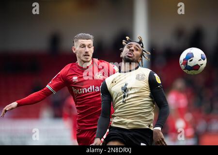 Thomas Knowles de Walsall (L) et Jayden Sweeney de Leyton lors du match de la Sky Bet League 2 entre Walsall et Leyton Orient au stade Banks, Walsall, le samedi 11th février 2023. (Photo : Gustavo Pantano | ACTUALITÉS MI) crédit : ACTUALITÉS MI et sport /Actualités Alay Live Banque D'Images