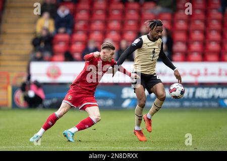 Thomas Knowles de Walsall (L) et Jayden Sweeney de Leytonlors du match de la Sky Bet League 2 entre Walsall et Leyton Orient au stade Banks, Walsall, le samedi 11th février 2023. (Photo : Gustavo Pantano | ACTUALITÉS MI) crédit : ACTUALITÉS MI et sport /Actualités Alay Live Banque D'Images