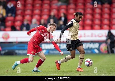 Thomas Knowles de Walsall (L) et Jayden Sweeney de Leytonlors du match de la Sky Bet League 2 entre Walsall et Leyton Orient au stade Banks, Walsall, le samedi 11th février 2023. (Photo : Gustavo Pantano | ACTUALITÉS MI) crédit : ACTUALITÉS MI et sport /Actualités Alay Live Banque D'Images