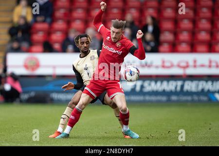 Thomas Knowles de Walsall et Jayden Sweeney de Leytonlors du match Sky Bet League 2 entre Walsall et Leyton Orient au stade Banks, Walsall, le samedi 11th février 2023. (Photo : Gustavo Pantano | ACTUALITÉS MI) crédit : ACTUALITÉS MI et sport /Actualités Alay Live Banque D'Images