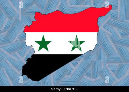 Drapeau de la Syrie sous la forme d'une carte géographique de la Syrie sur fond de masques médicaux bleus disposés de manière chaotique. Pandémie. Quarantaine. Zéro Covid Banque D'Images