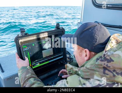 Myrtle Beach, États-Unis d'Amérique. 07 février 2023. Un marin de la marine américaine affecté au groupe d'élimination des munitions explosives 2 recherche des débris avec un véhicule sous-marin lors de la récupération du ballon de surveillance chinois à haute altitude dans l'océan Atlantique, à 7 février 2023, au large de la côte de Myrtle Beach, en Caroline du Sud. Le suspect ballon d'espionnage a été abattu par un avion de chasse américain sur 4 février après avoir traversé la zone continentale des États-Unis. Crédit : MC1 Ryan Seelbach/US Navy photo/Alay Live News Banque D'Images