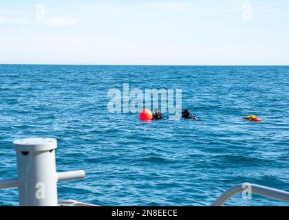 Myrtle Beach, États-Unis d'Amérique. 07 février 2023. Les marins de la Marine américaine affectés au groupe d'élimination des munitions explosives 2 se préparent à plonger à la recherche de débris lors de la récupération du ballon de surveillance chinois à haute altitude dans l'océan Atlantique, à 7 février 2023, au large de la côte de Myrtle Beach, en Caroline du Sud. Le suspect ballon d'espionnage a été abattu par un avion de chasse américain sur 4 février après avoir traversé la zone continentale des États-Unis. Crédit : MC1 Ryan Seelbach/US Navy photo/Alay Live News Banque D'Images