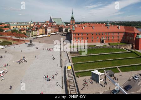 Vue aérienne du palais royal, de la colonne de Sigismund et des bâtiments historiques de Varsovie Banque D'Images