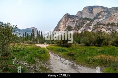 Vue panoramique sur le lac Mirror en période de sécheresse complète et pendant une journée avec la fumée des feux de forêt, dans le parc national de Yosemite Banque D'Images