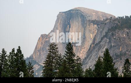 Vue panoramique de Half Dome Mountain par une journée fumée depuis les feux de forêt, dans le parc national de Yosemite Banque D'Images
