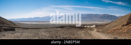 Panorama de la fumée des feux de Californie dans la vallée de la mort Banque D'Images