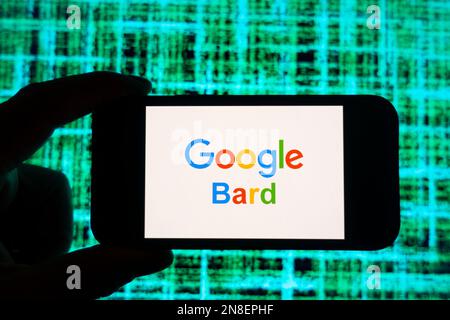 Composite numérique du logo de Google Bard ai chatbot sur l'écran du téléphone Banque D'Images