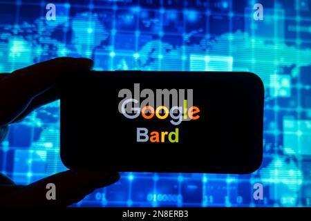 Composite numérique du logo de Google Bard ai chatbot sur l'écran du téléphone Banque D'Images