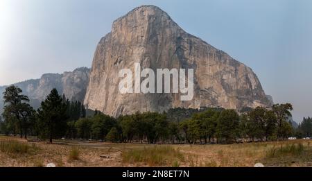 Vue panoramique sur la montagne El Capian vue depuis les prés, parc national de Yosemite Banque D'Images