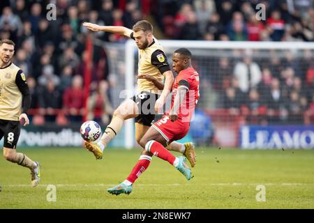 Aaron Drinan de Leyton et Walsalls Liam Gordon lors du match Sky Bet League 2 entre Walsall et Leyton Orient au stade Banks, Walsall, le samedi 11th février 2023. (Photo: Gustavo Pantano | ACTUALITÉS MI) (photo de MI News/NurPhoto) Credit: NurPhoto SRL/Alay Live News Banque D'Images