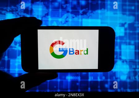 Composite numérique du logo de Google Bard ai chatbot sur l'écran du téléphone Banque D'Images