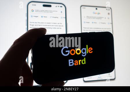 Composite numérique du logo de Google Bard ai chatbot sur l'écran du téléphone Banque D'Images