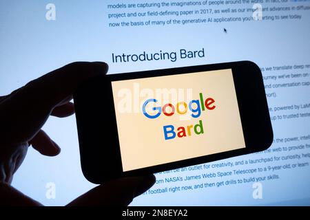 Composite numérique du logo de Google Bard ai chatbot sur l'écran du téléphone Banque D'Images