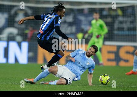 Ademola Lookman, l'avant nigérian d'Atalanta, lance des défis pour le ballon avec Danilo Cataldi, le milieu de terrain italien de LazioÕs, lors de la série Un match de football entre SS Lazio et Atalanta au stade Olimpico Roma, au centre de l'Italie, sur 11 février 2023. Banque D'Images