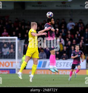 Pirelli Stadium, Burton, Staffordshire, Royaume-Uni. 11th févr. 2023. League One football, Burton Albion versus Exeter City ; Sam Nombe d'Exeter dirige le ballon vers l'avant Credit: Action plus Sports/Alay Live News Banque D'Images