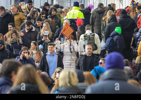 Venise, Italie. 11th févr. 2023. Le Riva degli Schiavoni, très bien emballé, sur le front de mer. Des rues pleines, des boulevards et des ponts peuvent être vus dans les zones centrales de Venise pour le carnaval 2023, la première année que les festivités complètes reviennent après le Covid. Dans l'après-midi, la police locale estimait qu'environ quatre-vingt mille fêtards, visiteurs et habitants de la région étaient emballés dans la seule zone autour de la place Saint-Marc. Venise était aujourd'hui baignée de beau soleil, ce qui a peut-être attiré encore plus de gens à se joindre à nous. Credit: Imagetraceur/Alamy Live News Banque D'Images