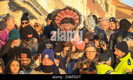 Venise, Italie. 11th févr. 2023. Fêtards sur l'un des nombreux ponts. Des rues pleines, des boulevards et des ponts peuvent être vus dans les zones centrales de Venise pour le carnaval 2023, la première année que les festivités complètes reviennent après le Covid. Dans l'après-midi, la police locale estimait qu'environ quatre-vingt mille fêtards, visiteurs et habitants de la région étaient emballés dans la seule zone autour de la place Saint-Marc. Venise était aujourd'hui baignée de beau soleil, ce qui a peut-être attiré encore plus de gens à se joindre à nous. Credit: Imagetraceur/Alamy Live News Banque D'Images