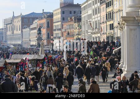 Venise, Italie. 11th févr. 2023. Le Riva degli Schiavoni, très bien emballé, sur le front de mer. Des rues pleines, des boulevards et des ponts peuvent être vus dans les zones centrales de Venise pour le carnaval 2023, la première année que les festivités complètes reviennent après le Covid. Dans l'après-midi, la police locale estimait qu'environ quatre-vingt mille fêtards, visiteurs et habitants de la région étaient emballés dans la seule zone autour de la place Saint-Marc. Venise était aujourd'hui baignée de beau soleil, ce qui a peut-être attiré encore plus de gens à se joindre à nous. Credit: Imagetraceur/Alamy Live News Banque D'Images