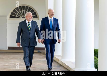 Washington, États-Unis d'Amérique. 10th févr. 2023. Washington, États-Unis d'Amérique. 10 février 2023. Le président américain Joe Biden, à droite, marche avec le président brésilien Luiz Inacio Lula da Silva à travers la Colonnade occidentale de la Maison Blanche, 10 février 2023 à Washington, DC crédit: Adam Schultz/White House photo/Alay Live News Banque D'Images