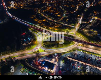 Nuit au-dessus de Penn Inn Flyover et rond-point d'un drone Newton Abbot, Devon, Angleterre Banque D'Images