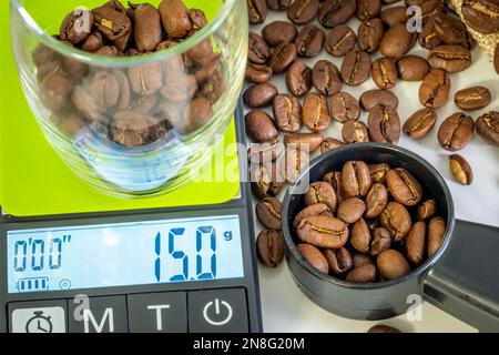 En pondérant la bonne quantité de grains de café sur une balance, vous pouvez obtenir un double espresso. Banque D'Images
