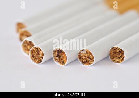 Gros plan de cigarettes et de tabac sur fond blanc Banque D'Images