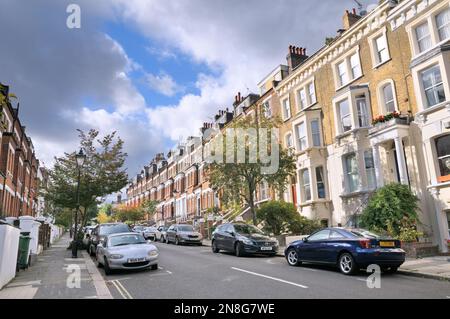 Des maisons en terrasse victorienne bordent une rue résidentielle avec des arbres de rowan dans le quartier riche et verdoyant de Hampstead Village, au nord de Londres, en Angleterre Banque D'Images