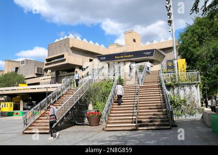 Personnes marchant vers le haut et le bas des marches ou des escaliers sur les escaliers extérieurs près de la galerie Hayward en été, Southbank Center, South Bank, Londres, Angleterre, ROYAUME-UNI Banque D'Images