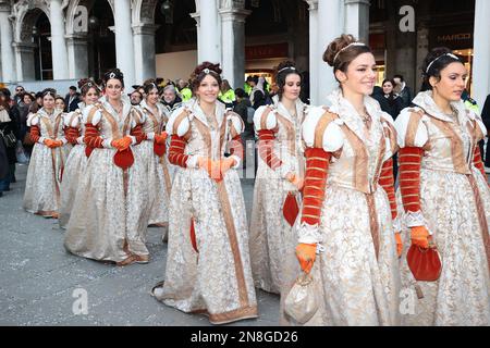 Venise, Italie. 11th févr. 2023. Première sortie officielle de la Marie del Carnevale 12 avec la procession sur le Grand Canal et la présentation sur la Piazza San Marco crédit: Agence de photo indépendante/Alamy Live News Banque D'Images