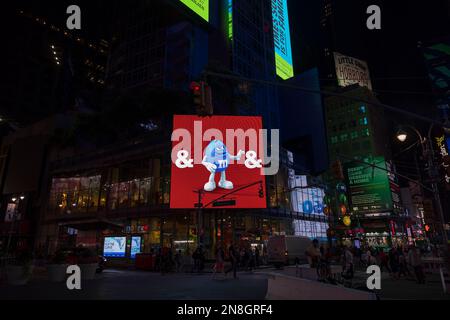 Belle vue de nuit sur Broadway avec des lampes LED et des bonbons image mm. New York. ÉTATS-UNIS. Banque D'Images