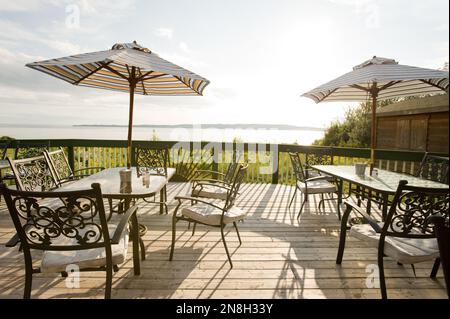 Meubles de patio sur la terrasse avec vue sur le lac à Summertime, Nouvelle-Écosse Banque D'Images