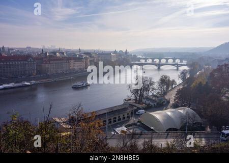 Panorama de la capitale de Prague dans le brouillard du matin avec les ponts de Vltava et un bateau Banque D'Images