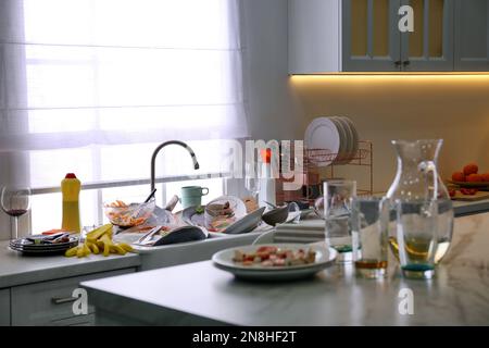 Vaisselle sale dans la cuisine après la fête du nouvel an Banque D'Images