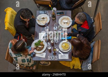 Amis et famille appréciant de la musique et de la nourriture à Covent Garden Market Londres Banque D'Images