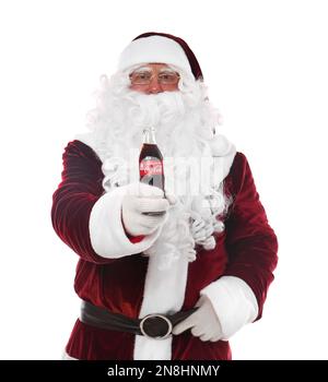 MYKOLAIV, UKRAINE - 18 JANVIER 2021 : le Père Noël tient une bouteille Coca-Cola sur fond blanc Banque D'Images