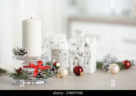 Composition de Noël avec chandelier en verre sur la table dans la chambre. Espace pour le texte Banque D'Images