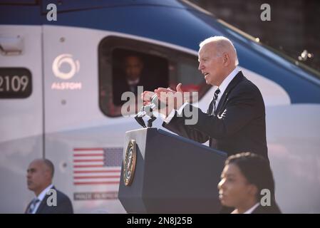 Baltimore, États-Unis d'Amérique. 30 janvier 2023. Joe Biden, président des États-Unis, prononce un discours lors d'un événement annonçant le remplacement du tunnel de Baltimore et de Potomac, vieux de 150 ans, au bâtiment de maintenance Amtrak de Falls Road, à 30 janvier 2023, à Baltimore, Maryland. Credit: Patrick Siebert/MDGovipics/Alamy Live News Banque D'Images